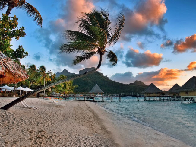 Matira Beach, Polynesia thuộc Pháp: Bãi biển ở Thai Bình Dương nổi tiếng với nước trong xanh như ngọc, hàng cọ xanh mát và cát mịn như kem.