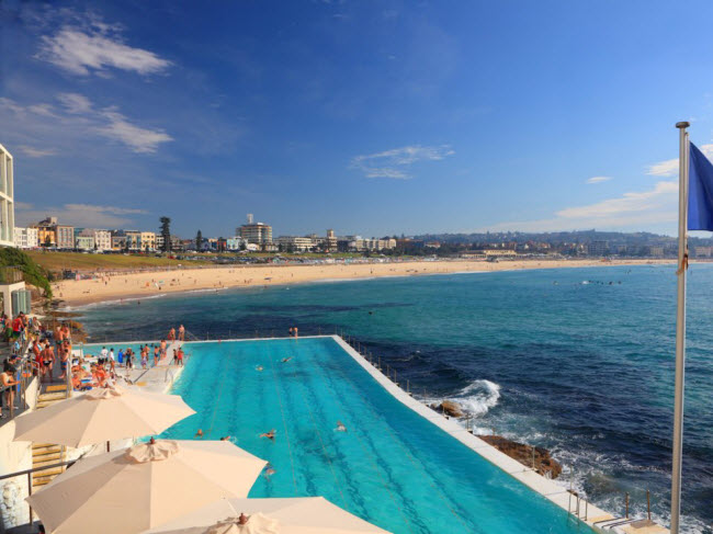 Bondi Beach, Australia: Du khách có thể nằm tắm nắng trên bãi biển hay chiêm ngưỡng vẻ đẹp của nó từ bể bơi CLB Bondi Iceberg gần đó. Bãi biển cũng là địa điểm lướt ván được nhiều người ưa thích.