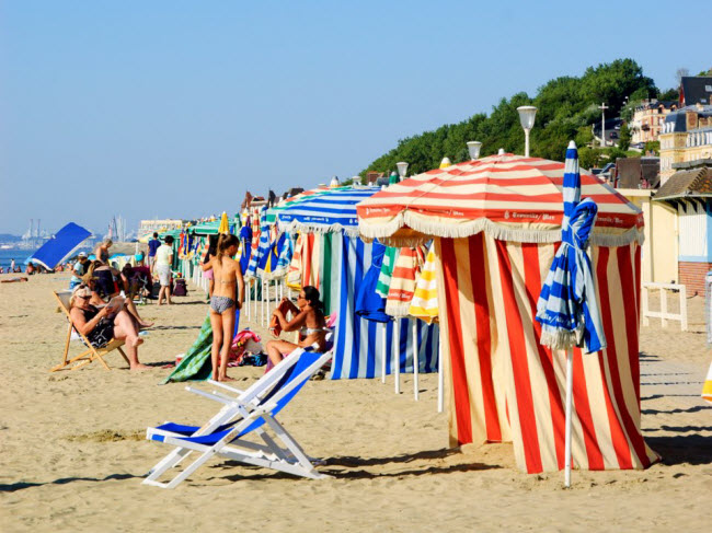 Deauville Beach, Pháp: Bãi biển không thể nhầm lẫn với cát sáng màu, ô kẻ sọc và lối đi dạo tuyệt đẹp.