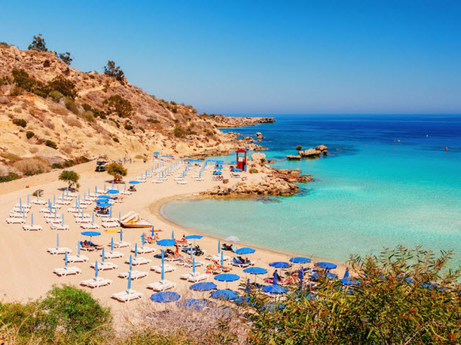 Nissi Beach, Đảo Síp: Bãi biển có nước trong như pha lê, cực kỳ sạch và tương đối nông.