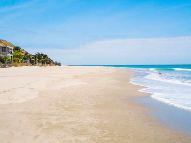 Máncora Beach, Peru: Bãi biển Máncora Beach được coi là điểm lướt ván lý tưởng với những con sóng lớn. Ngoài ra, du khách có thể đến thị trấn Avenida Piura gần đó để trải nghiệm ẩm thực và đồ uống địa phương.