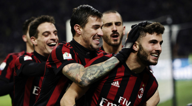 AC Milan - Verona: Tưng bừng 5 bàn, thắng lợi giòn tan - 1