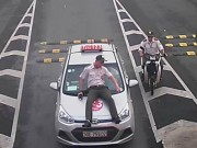 Tin tức trong ngày - Taxi đâm trực diện, hất nhân viên an ninh sân bay lên nắp capo