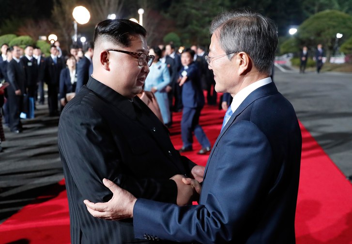 Tiết lộ thứ Tổng thống Hàn Quốc bí mật đưa cho Kim Jong-un - 1