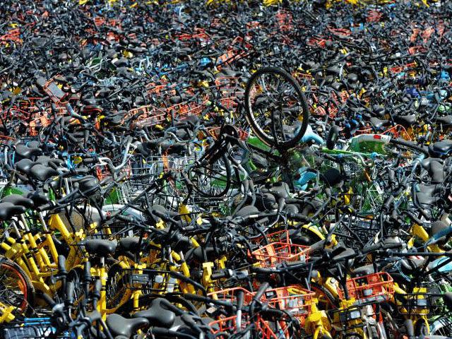 Clip cận cảnh ”nghĩa địa” xe đạp khổng lồ cho không ai lấy ở Trung Quốc