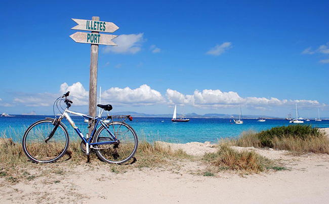Đảo Formentera: Với bãi cát trắng lánh, làn nước trong suốt nhẹ nhàng bao quanh Formentera, bạn sẽ hiểu tại sao hòn đảo nhỏ bé ở phía nam Ibiza lại nổi bật và thu hút vô số du khách tới vùng biển Caribbean này
