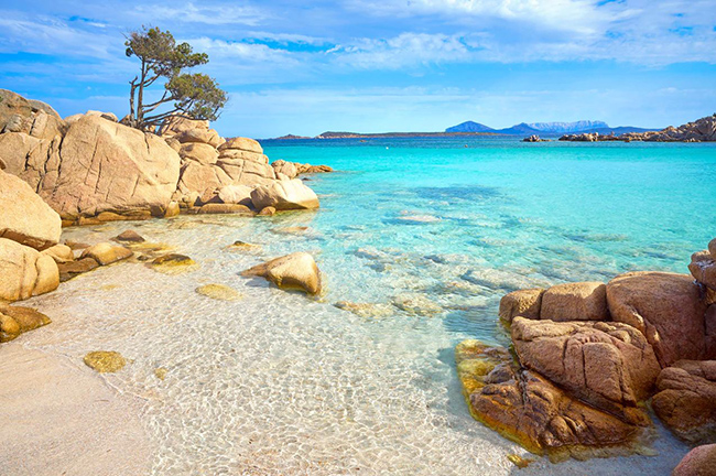 Đảo Sardinia: Sardinia đã thu hút các du khách giàu có nhất kể từ khi Aga Khan tìm ra hòn đảo này cách đây gần 50 năm.  Những bãi biển tuyệt vời với khung cảnh lãng mạn là điểm nhất của hòn đảo này.