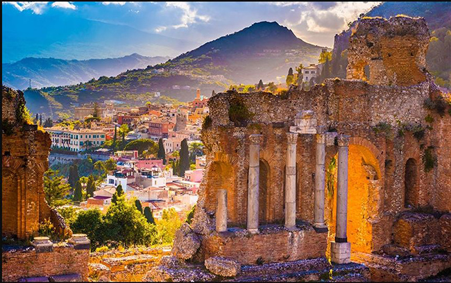Đảo Sicily: Đảo Sicily có vô số điểm thăm quan được ưa chuộng, từ hòn đảo nhỏ Motya, với tàn tích Phoenician đến các thành phố cổ lớn của Hy Lạp Agrigento, Selinunte, Syracuse và ngôi đền Doric ở Segesta.