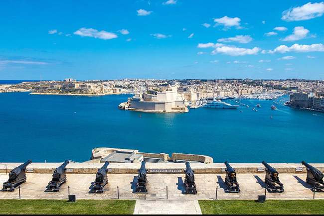Đảo Malta: Với 300 ngày nắng mỗi năm, các bãi biển ở đảo Malta  trở thành một trong những điểm thu hút du khách hàng đầu với mật độ các điểm tham quan lịch sử vô cùng nhiều.