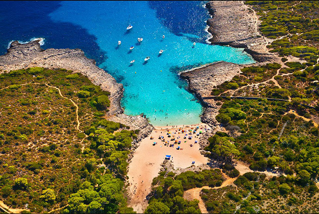 Đảo Menorca: Vịnh Fornells, trên bờ biển phía bắc của Menorca, là một trong những nơi tốt nhất, đẹp nhất và an toàn nhất ở Địa Trung Hải để chèo thuyền buồm và lướt ván buồm.