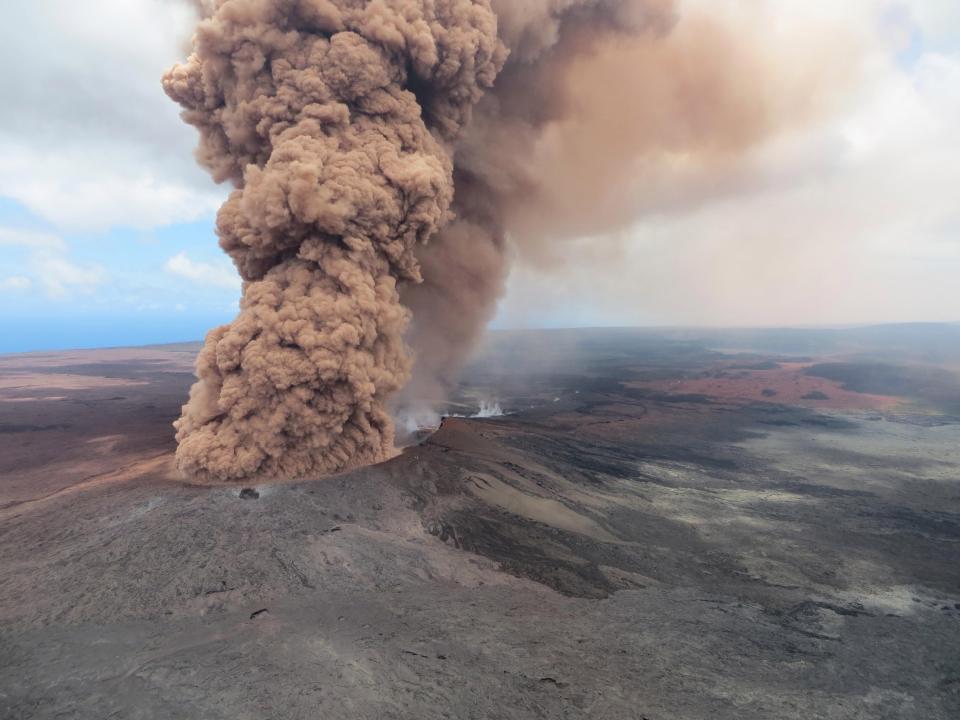 Khí độc và dung nham nóng hơn 1.000 độ tấn công Hawaii - 8