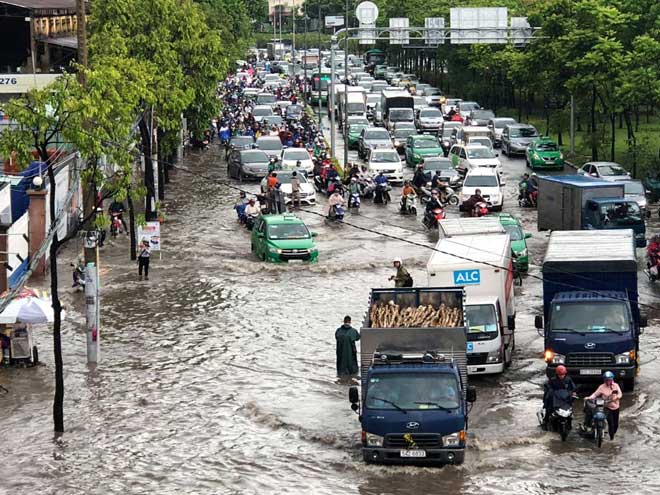 Ông chủ “quái vật” hút nước ở SG nói gì sau khi mưa ngớt đường vẫn ngập? - 2