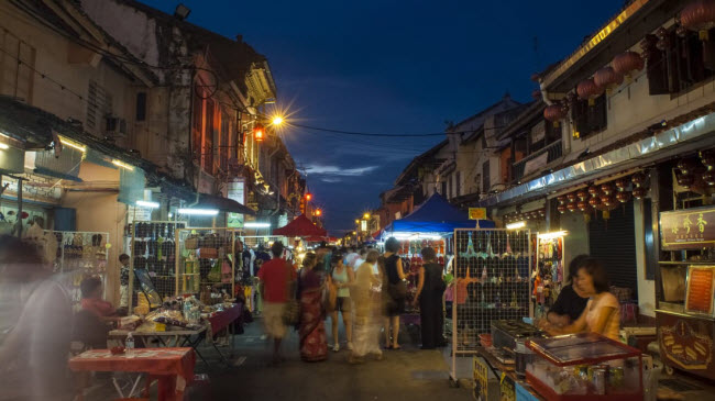 Khung cảnh nhộn nhịp tại khu chợ đêm ở thành phố Malacca, Malaysia.