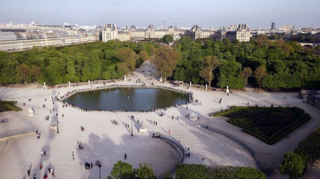 Khung cảnh thành phố Paris, Pháp, được chụp từ trên vòng đu quay khổng lồ trong khu vườn Tuileries.