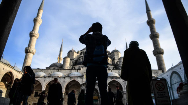 Du khách chụp ảnh nhà thờ Sultanahmet ở thành phố Istanbul, Thổ Nhĩ Kỳ.