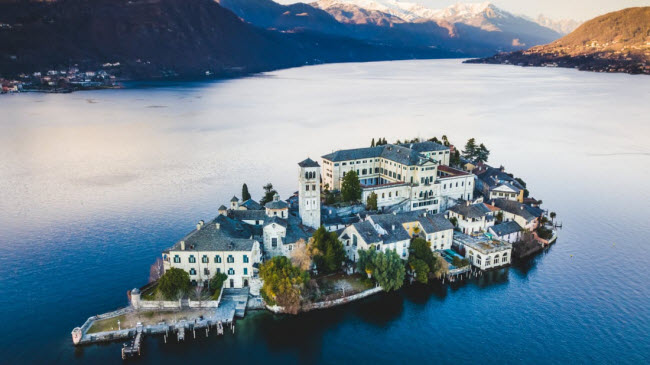 Khung cảnh hoàng hôn trên hòn đảo Isola San Giulio giữa hồ Orta ở miền bắc Italia.