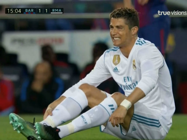 Ronaldo chọc thủng lưới Barca: Bị Pique ”gài bẫy”, đau đớn rời sân