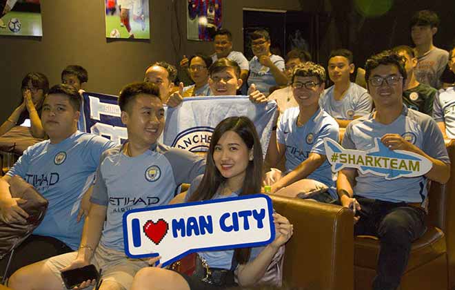 Man City nâng cúp ngoại hạng Anh: Người đẹp Việt bật khóc, fan đốt pháo sáng - 1