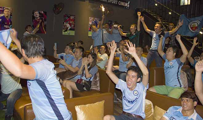 Man City nâng cúp ngoại hạng Anh: Người đẹp Việt bật khóc, fan đốt pháo sáng - 5