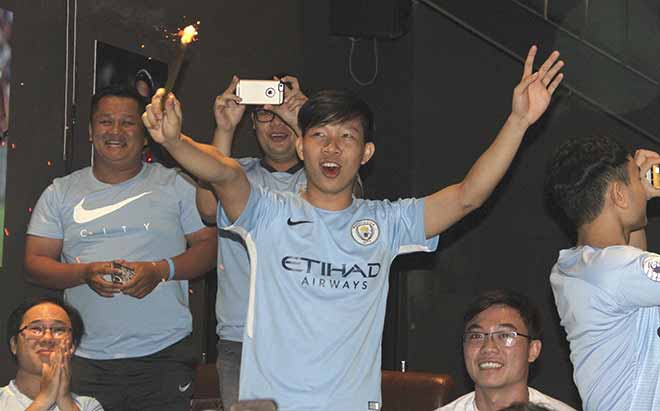 Man City nâng cúp ngoại hạng Anh: Người đẹp Việt bật khóc, fan đốt pháo sáng - 6