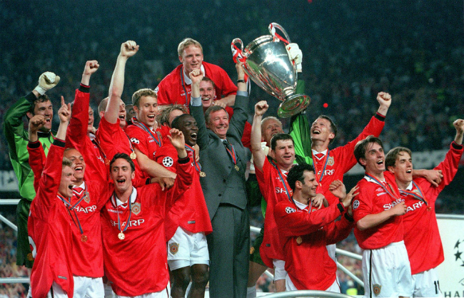 Dưới sự dẫn dắt của Sir Alex Ferguson, MU đã lội ngược dòng không tưởng trong ít phút cuối trận chung kết Champions League mùa 1998/99 gặp Bayern Munich ở sân Nou Camp. Đó cũng là mùa “nửa đỏ thành Manchester” giành cú ăn ba vĩ đại.
