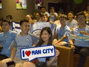 Bóng đá - Man City nâng cúp ngoại hạng Anh: Người đẹp Việt bật khóc, fan đốt pháo sáng