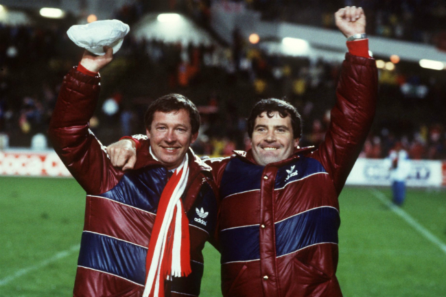 Alex Ferguson với tư cách HLV CLB Aberdeen vui vẻ ăn mừng chiến thắng cùng người trợ lý Archie Knox ngày 11/5/1983 khi đội bóng của Scotland thắng Real Madrid 2-1 trong trận chung kết cúp C2 cách đây 35 năm.
