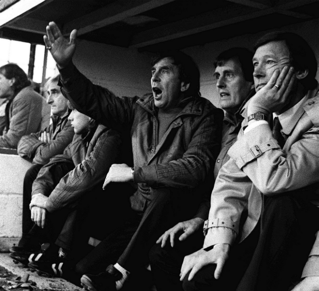 Ngày 6/11/1986, Alex Ferguson được bổ nhiệm làm HLV trưởng Manchester United. Hai ngày sau, chiến lược gia người Scotland bước vào trận đấu đầu tiên cùng “Quỷ đỏ”. Giữa những ánh mắt nghi ngờ, MU của Alex Ferguson gục ngã 0-2 trước Oxford.
