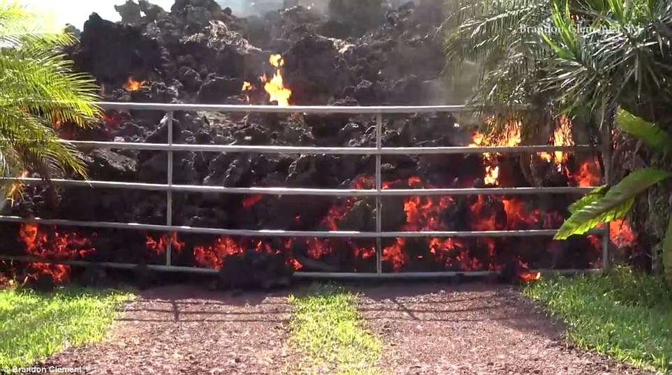 Cận cảnh dung nham nóng chảy đổ ra đường, nhấn chìm xe hơi ở Hawaii - 3