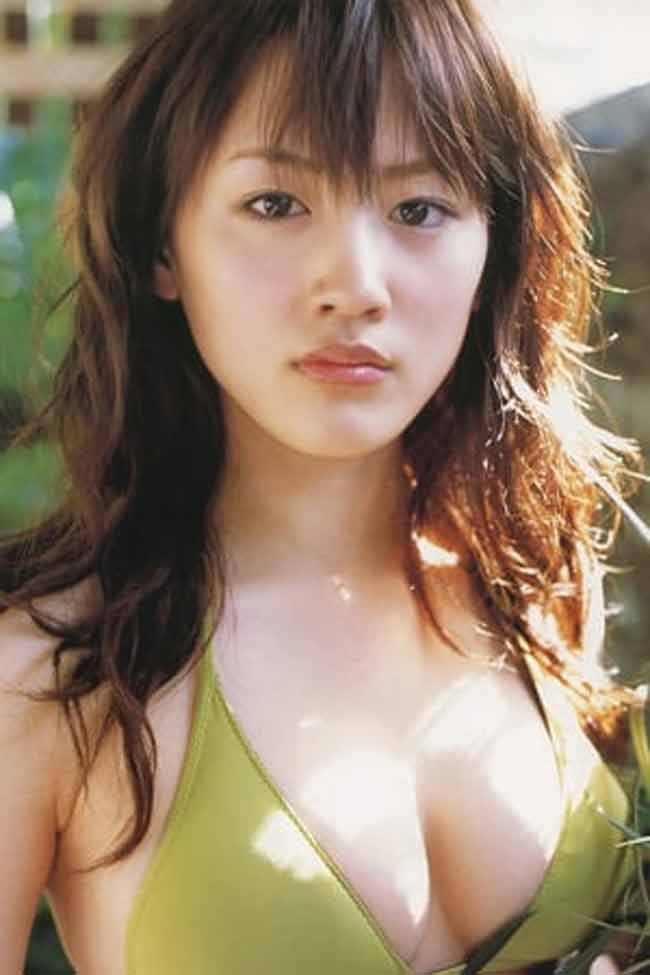 Trắng hồng, mịn màng, bóng nhẹ tự nhiên, Ayase trông trẻ hơn nhiều so với tuổi gần 30 của mình.