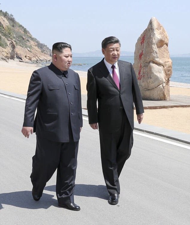 Kim Jong-un bất ngờ xuất hiện ở TQ, đi dạo bờ biển với Tập Cận Bình - 1