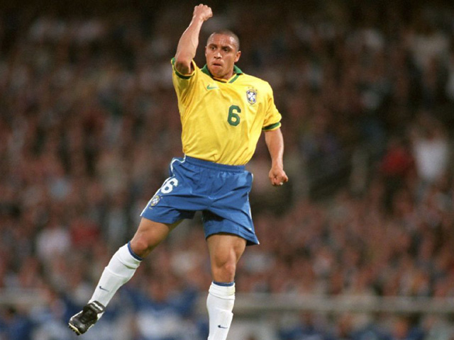 Siêu ”dị nhân” World Cup: Ông bố 9 con Roberto Carlos & vòng đùi ngoài hành tinh