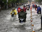 Tin tức trong ngày - Mưa 1 giờ, hàng loạt tuyến đường ở Sài Gòn đã thành “sông”