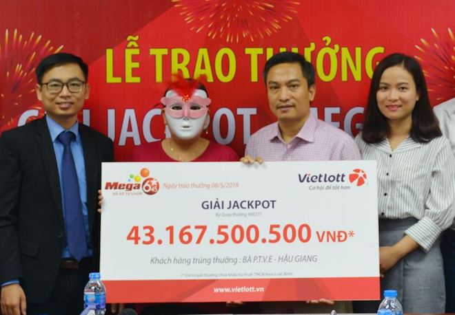 Chia sẻ bất ngờ của nữ tỉ phú Vietlott vừa trúng jackpot “khủng” - 1