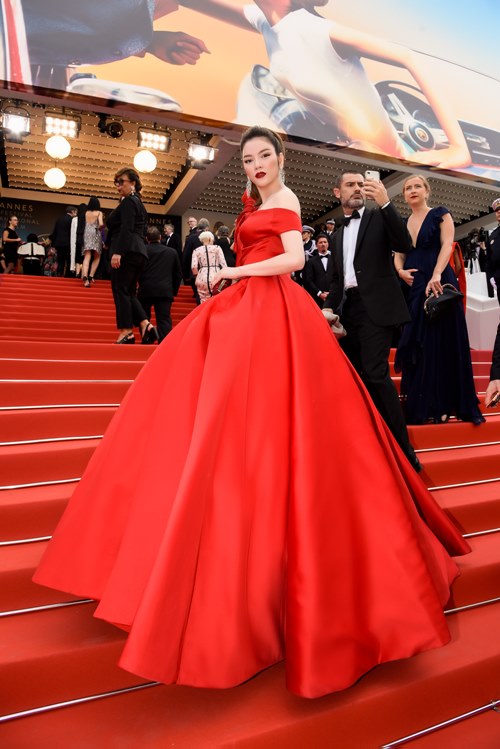Lý Nhã Kỳ nổi bật trên thảm đỏ Cannes, đeo bộ trang sức có giá trị siêu  khủng