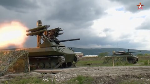 Xem “cỗ máy chiến tranh” Nga vượt bùn lầy, khai hỏa dữ dội - 1