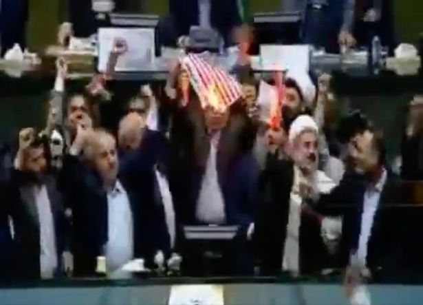 Chính trị gia Iran đốt cờ Mỹ, hô vang “cái chết đến với nước Mỹ” - 1