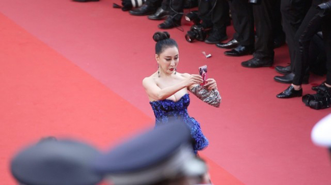 Trước đó, Hình Tiểu Hồng vô tư chụp ảnh "tự sướng" trên thảm đỏ Cannes dù ban tổ chức năm nay đã ra lệnh cấm việc này.