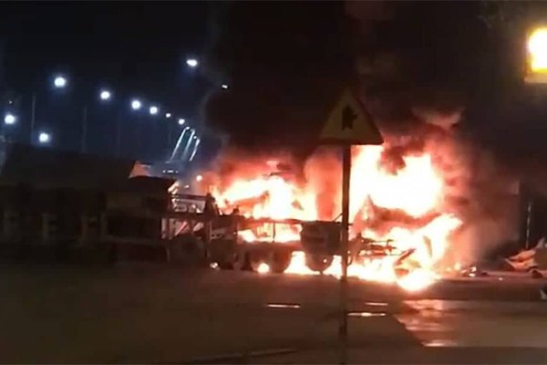 Truy ‘‘lý lịch’’ hai xe container đâm nhau, bốc cháy ngùn ngụt - 1