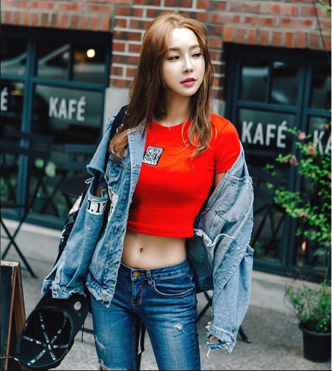 Ngoài công việc làm ring-girl, Lee Jina còn là một người mẫu ảnh ăn khách với dáng người "chuẩn không cần chỉnh".
