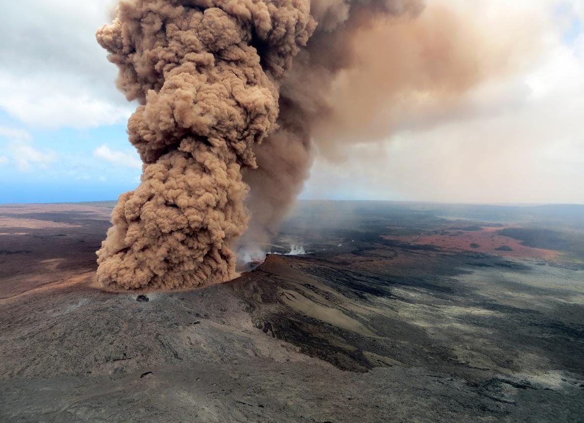 Sau dung nham, núi lửa Hawaii sắp bắn đá &#34;đạn đạo&#34; nặng vài tấn? - 3