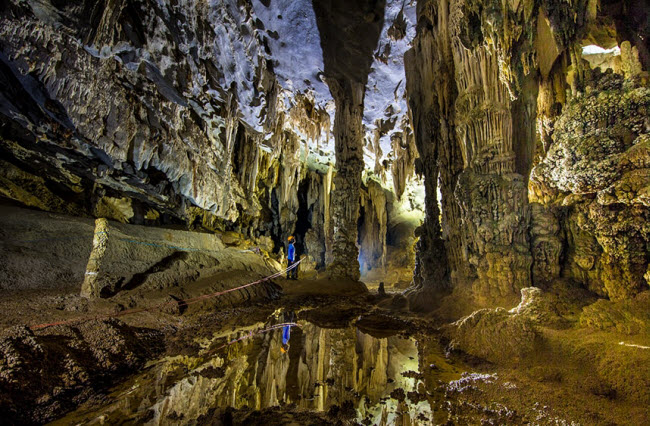 3. Hang Tú Làn: Hệ thống ngầm này dài hơn 20km  và bao gồm 20 hang động, trong đó 10 hang động hiện được đưa vao khai thác du lịch.