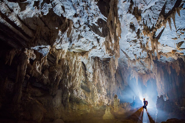 Hang động dài nhất là hang Ken &#40;dài 3,7 km&#41;, bao gồm lối đi ngậm nước và lối đi khô.