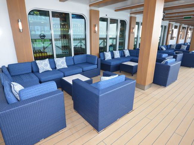 Nhiều nhà hàng và quán bar trên tầng 8 của Norwegian Bliss có chỗ ngồi ngoài trời dọc theo lối đi dạo bao quanh tàu