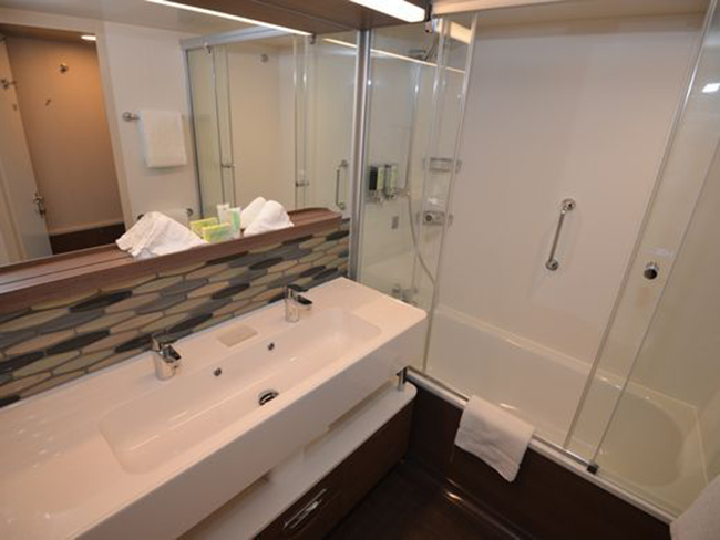 Phòng tắm tương đối rộng rãi với thiết kế tối giản