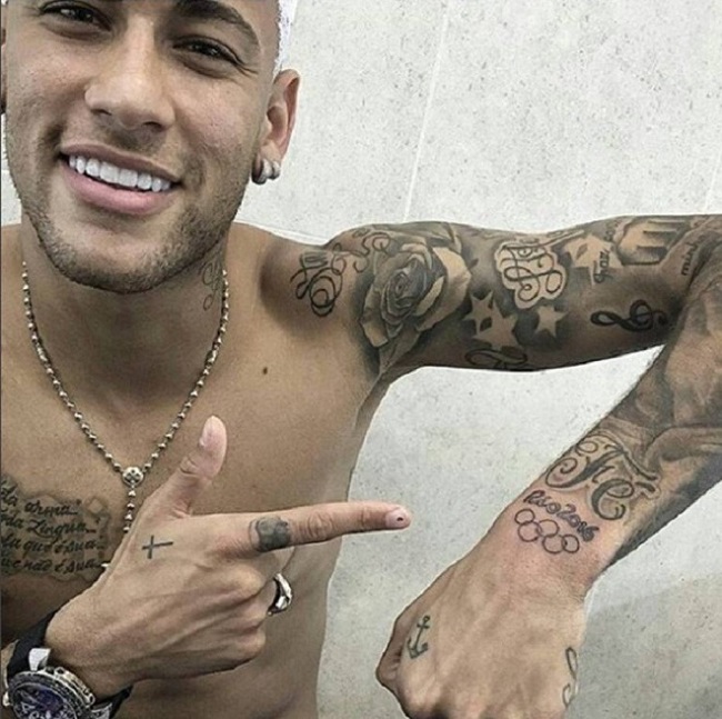 Neymar là fan ruột của các hình xăm, chúng có thể là một kỷ niệm khó phai nào đó hoặc lời yêu thương anh gửi tới gia đình. 
