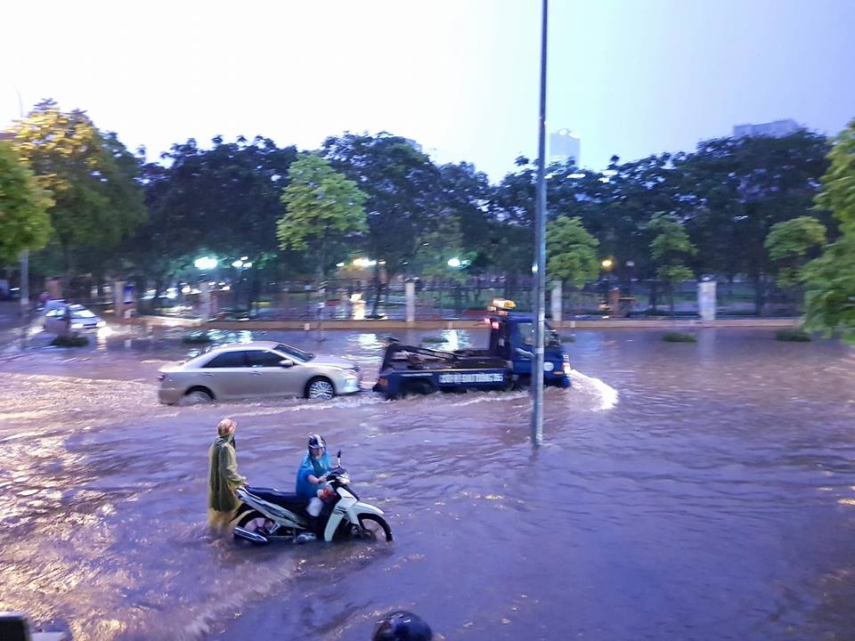 Hà Nội: Sau mưa lớn, xe máy phải dắt bộ, ô tô gọi cứu hộ - 1
