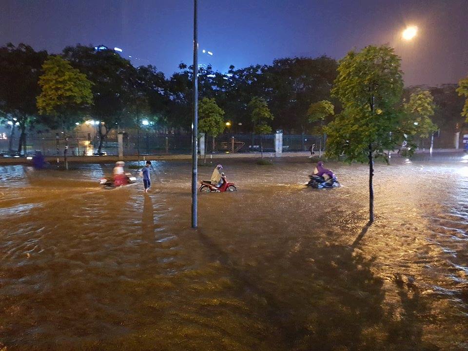 Hà Nội: Sau mưa lớn, xe máy phải dắt bộ, ô tô gọi cứu hộ - 3