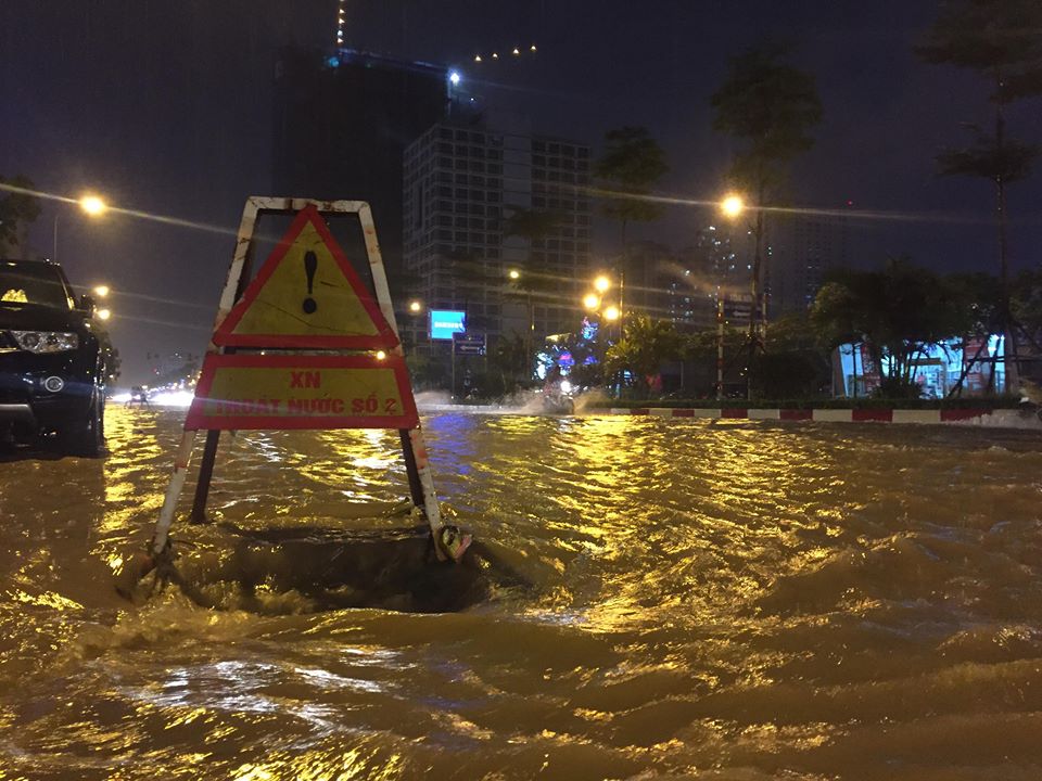 Hà Nội: Sau mưa lớn, xe máy phải dắt bộ, ô tô gọi cứu hộ - 6