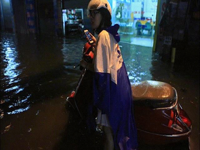 Hà Nội: Sau mưa lớn, xe máy phải dắt bộ, ô tô gọi cứu hộ